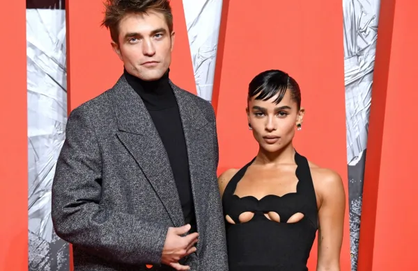 Namesto sprva predvidenega Bena Afflecka je vlogo Batmana 
prevzel Robert Pattinson, v zločinsko  Catwoman pa se je prelevila 
Zoe Kravitz.