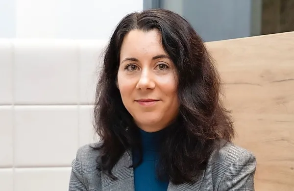Ana Toroš, izredna profesorica na Fakulteti za humanistiko 
Univerze v Novi Gorici, direktorica doktorskega programa Humanistika in raziskovalka v Raziskovalnem centru za humanistiko.