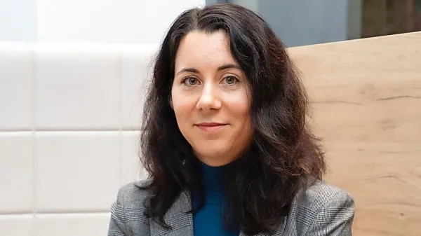 Ana Toroš, izredna profesorica na Fakulteti za humanistiko 
Univerze v Novi Gorici, direktorica doktorskega programa Humanistika in raziskovalka v Raziskovalnem centru za humanistiko.