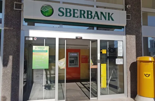 Tudi koprska poslovalnica Sberbanke je bila včeraj še zaprta,  
dostopen je bil le bankomat. 