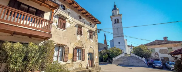 Cerkev v središču starega dela naselja je posvečena svetemu Andreju - na osrednjem vaškem trgu domuje tudi Hiša aleksandrink. 