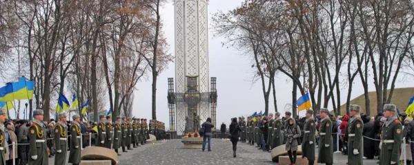Ukrajinci se gladomora spomnijo četrto soboto v novembru, ko je osrednja spominska prireditev z državniškimi častmi  pri 
spomeniku, posvečenem  žalostnim dogodkom izpred 90. let.   