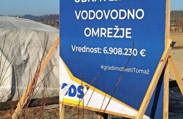 SDS je Slovenijo prelepila s plakati z lastnimi logotipi in barvami, 
na katerih se hvali z infrastrukturnimi in drugimi projekti.