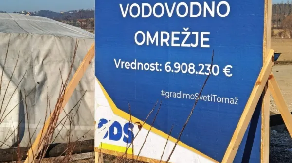 SDS je Slovenijo prelepila s plakati z lastnimi logotipi in barvami, 
na katerih se hvali z infrastrukturnimi in drugimi projekti.