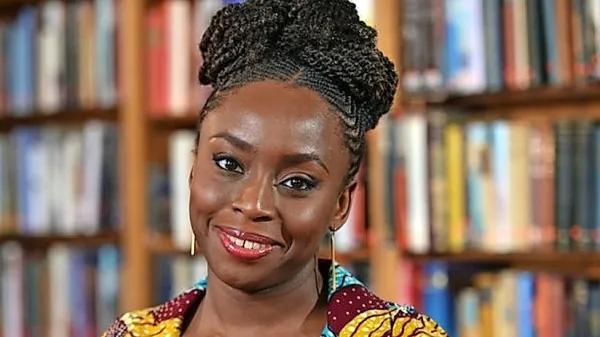 Chimamanda Ngozi Adichie (1977) je angažirana pisateljica in 
feministka.