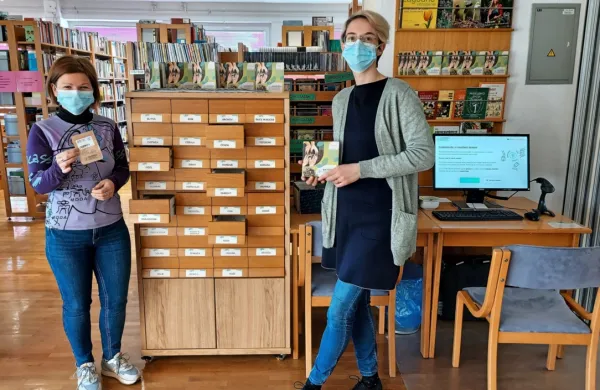 Špela Benčič (levo) in Franka Koren ob knjižnici semen v Lavričevi 
knjižnici Ajdovščina.