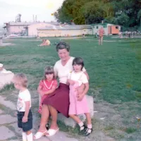 Soseda Katica z vnukinjama na koprski plaži