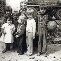 Fotografija je iz arhiva Branke Šišljagić, ki je bila prav tako “otrok Bošadrage”. Na njej so štirje pari sester in bratov, ujeti v objektiv 
na Ribiškem trgu ob ograji, ki je omejevala dostop na območje Luke Koper. V prvi vrsti (z leve) so Branka Šišljagić, Elvis Hasančević, 
Brankin brat Branko, Mladen Rudonja z žogo, zadaj pa so z leve Mladenova sestra Vesna, Draženko Vujić s sestro Božico in Elvisova 
sestra Dinka (delno zakrita).