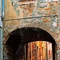 Kdor je imel kotalke, je eno posodil drugemu, vsak je na svojo 
položil karton, se usedel in se z dvignjenimi nogami spustil po 
klancu od “volta” pri oltarju do velikih železnih vrat na Ribiškem 
trgu, ki so zapirala vhod v Luko.