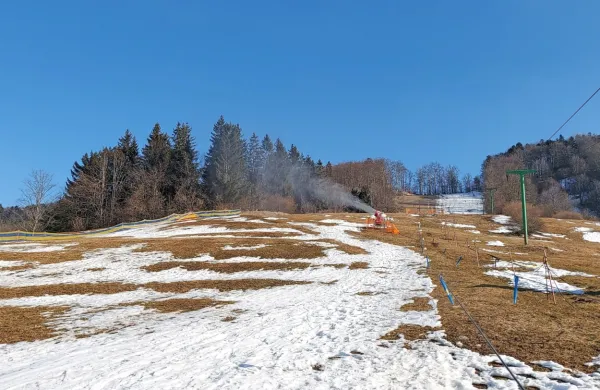 Januarska nesoglasja o zasneževanju so znova razgalila večno dilemo Lokvi: koliko je sploh smiselno vlagati 
v  zimski turizem?
