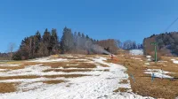 Januarska nesoglasja o zasneževanju so znova razgalila večno dilemo Lokvi: koliko je sploh smiselno vlagati 
v  zimski turizem?