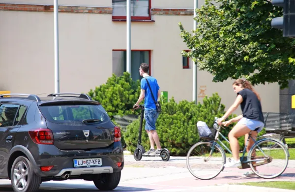 Vozniki e-skirojev morajo voziti po kolesarskem pasu, kolesarski 
stezi ali poti.



