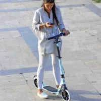  Zbranosti voznikov e-skirojev naj ne “krade” telefonska in druga 
tehnologija. 