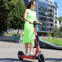 Četudi zakon veleva, da morajo imeli vozniki e-skirojev čelado do 
18. leta starosti, pa jo policisti priporočajo vsem - ne glede na 
starost.