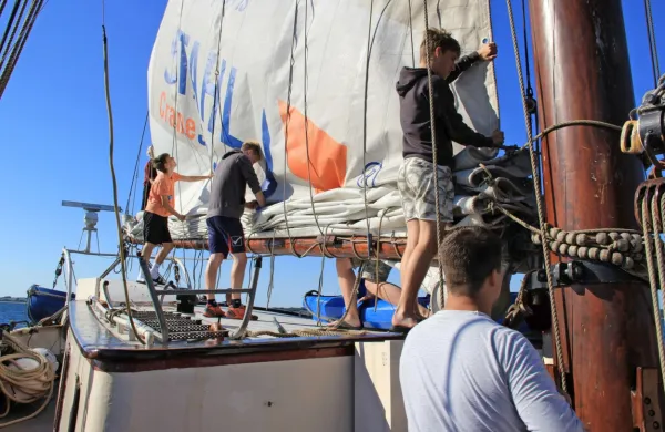 Ob prihodu v pristanišče je treba pospraviti jadra.