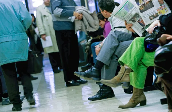 Po lekciji, ki smo jo doživeli z novim koronavirusom, zdravstveni 
delavci prisegajo, da takih prizorov pred  ambulantami v prihodnje 
ne sme več biti, ker to ni varno za čakajoče  bolnike, še zlasti težje 
in vse z okrnjenim imunskim sistemom. 