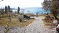 Delavci ravnajo zemljišče, na katerem sta še pred nekaj dnevi stali 
mobilni hišici Roka Cvetkova in Blaža Jasniča.  