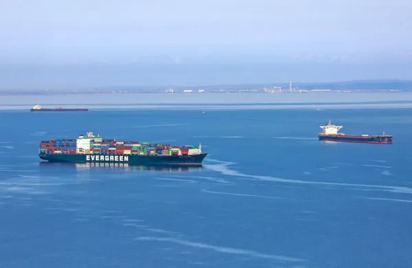 Na sidrišču v zadnjem času čaka tudi kakšna kontejnerska ladja.