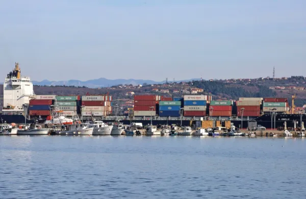 V Luko Koper plujejo kontejnerske ladje, ki lahko prevažajo 15.000 TEU kontejnerjev. Lani so v Luki pretovorili rekordnih 997.574 TEU.