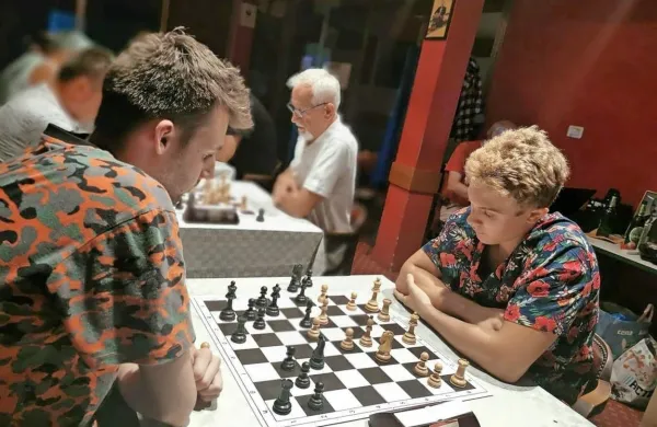  Najobetavneša člana ŠD Piran Liam Brečevič( najbrž je ta desni) in 
Giovanni Marchesich na turnirju v kava baru Domen. 