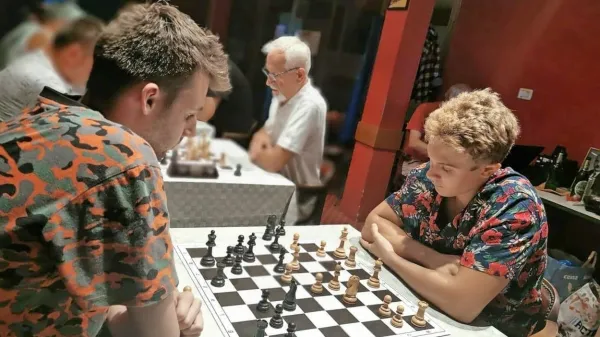  Najobetavneša člana ŠD Piran Liam Brečevič( najbrž je ta desni) in 
Giovanni Marchesich na turnirju v kava baru Domen. 