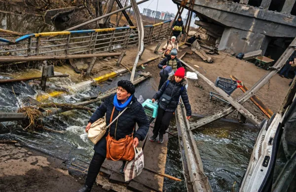 Prizori iz Ukrajine so vsak dan bolj vojni prizori uničenja, rušenja 
in razdejanja. Mednarodne politične in gospodarske posledice 
današnjega dogajanja pa za zdaj težko predvidimo.