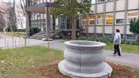 Kraški vodnjak iz 18. stoletja so po dobrih dveh desetletjih znova 
postavili v bližino novogoriškega okrožnega sodišča.