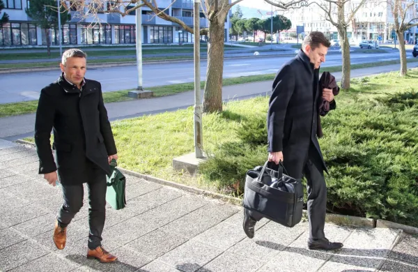 Dejan  Dodič  (levo) z odvetnikom  Denisom  Zobaričem 