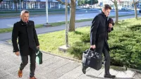 Dejan  Dodič  (levo) z odvetnikom  Denisom  Zobaričem 