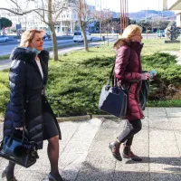 Nataša  Likar, načelnica  koprske upravne  enote (levo),  je  na   
delovnem  sodišču povedala, da  ima   po  dogodku, ki se  je    v njeni 
pisarni   zgodil  v  začetku  lanskega maja, še vedno slab  občutek.  