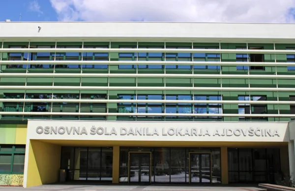Osrednjo ajdovsko osnovno šolo so v minulih dneh  obiskali 
novogoriški kriminalisti, ki preiskujejo sum kaznivega dejanja 
zoper spolno nedotakljivost otrok. 