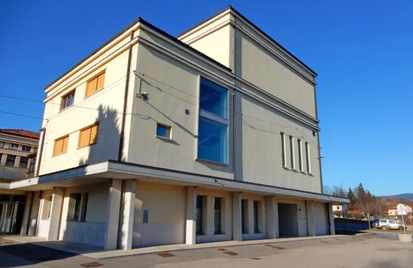 Pakete pomoči je mogoče oddati   v kletnih prostorih Kulturnega 
doma Bukovica (Bukovica 43).