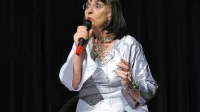 Svetlana Makarovič svoje baladne pravljice tudi doživeto interpretira na odru. 