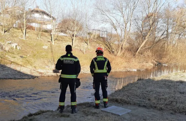 Tudi včeraj so stanje na reki Reki po nedeljskem izlitju nevarne 
snovi iz meteorne kanalizacije preverjali gasilci PGD Ilirska 
Bistrica.