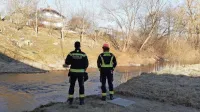 Tudi včeraj so stanje na reki Reki po nedeljskem izlitju nevarne 
snovi iz meteorne kanalizacije preverjali gasilci PGD Ilirska 
Bistrica.