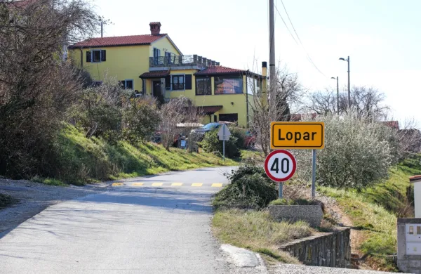 Idilična vas Lopar je bila že večkrat prizor medsosedskega spora zaradi pronicanja prečiščenih odpadnih voda iz male  čistilne naprave.