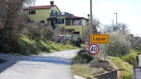 Idilična vas Lopar je bila že večkrat prizor medsosedskega spora zaradi pronicanja prečiščenih odpadnih voda iz male  čistilne naprave.