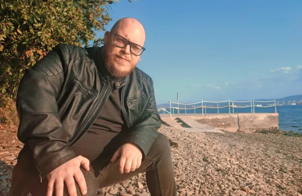 Etienna Chellerija, člana skupine Chains, smo pred mikrofon postavili na plaži ankaranskega Študenta - 
nenazadnje je blizu ankaranski glasbeni bunker, njihova najljubša vadnica. 