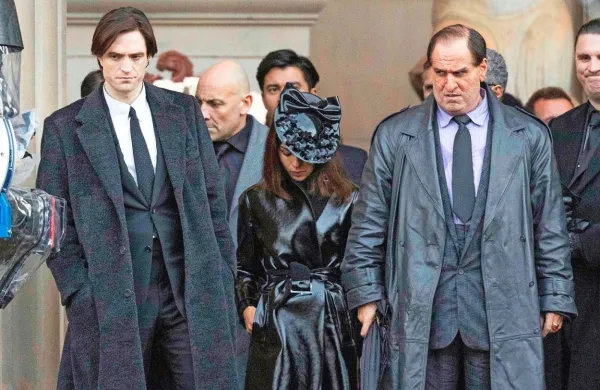 Robert Pattinson (levo) je suvereno stopil v čevlje Brucea Wayna oziroma Batmana, v vlogi burtonovskega Pingvina pa se je preizkusil tudi Colin 
Farrel (desno), ki je skorajda nerazpoznaven.