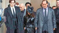 Robert Pattinson (levo) je suvereno stopil v čevlje Brucea Wayna oziroma Batmana, v vlogi burtonovskega Pingvina pa se je preizkusil tudi Colin 
Farrel (desno), ki je skorajda nerazpoznaven.
