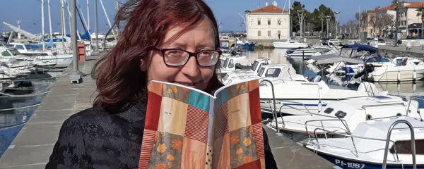 Barbara Motoh s pesniško zbirko Vsi koščki so celi, ki jo je Davorin 
Marc oblikoval s pomočjo fotografije njenih zaves, sešitih iz 
koščkov starih rjuh. 