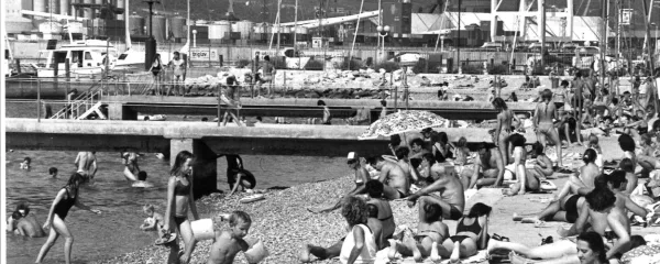 Koprska plaža je bila od nekdaj priljubljena, še posebej med otroki 
in nonicami. Fotografija je nastala po letu 1985.
