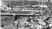 Koprska plaža je bila od nekdaj priljubljena, še posebej med otroki 
in nonicami. Fotografija je nastala po letu 1985.