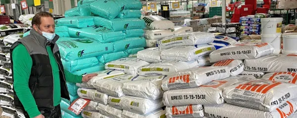 Oljkarji lahko v koprski KZ Agraria izbirajo med različnimi vrstami 
gnojil za svoje oljčnike.