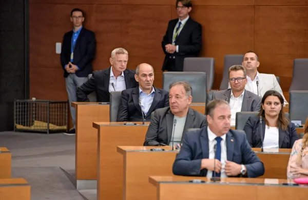 SDS  vojna  v Ukrajini ne prinaša volilne zmage. Je pa stranka  
Janeza Janše zmanjšala zaostanek za Gibanjem Svoboda.