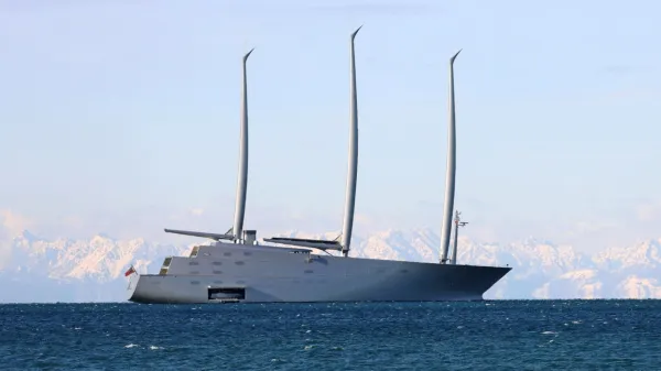 Finančni stražniki so ruskemu industrialcu Andreju Melničenku 
zasegli  jadrnico Sailing Yacht A, vredno 530 milijonov evrov.