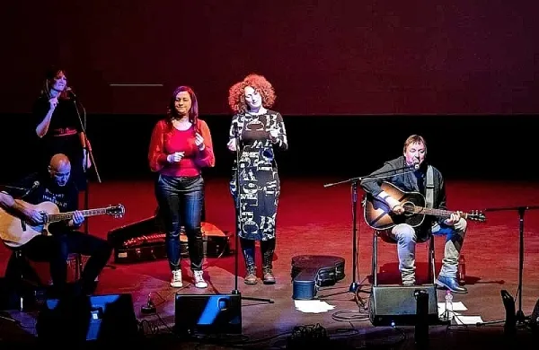 Med domala ponarodelo Svobodo so se na odru Kulturnega doma Nova Gorica  ob glasnem prepevanju občinstva združili vsi nastopajoči. 