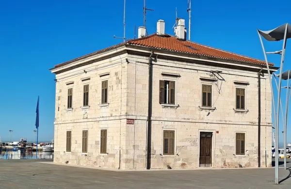 Javnost je razjezila novica, da bo nekdanjo upravo za pomorstvo 
v koprskem mandraču zasedlo deset birokratov.