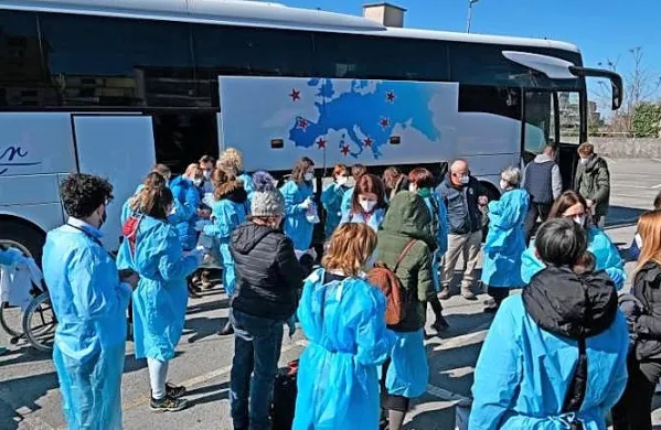 Ob prihodu v Trst je malčke pričakalo zdravstveno osebje.