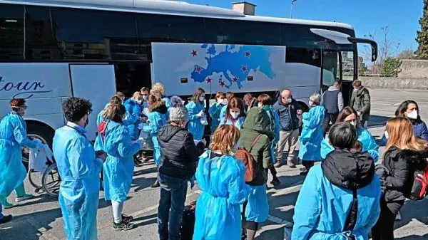 Ob prihodu v Trst je malčke pričakalo zdravstveno osebje.